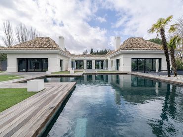 House with pool for sale in Urbanización La Moraleja