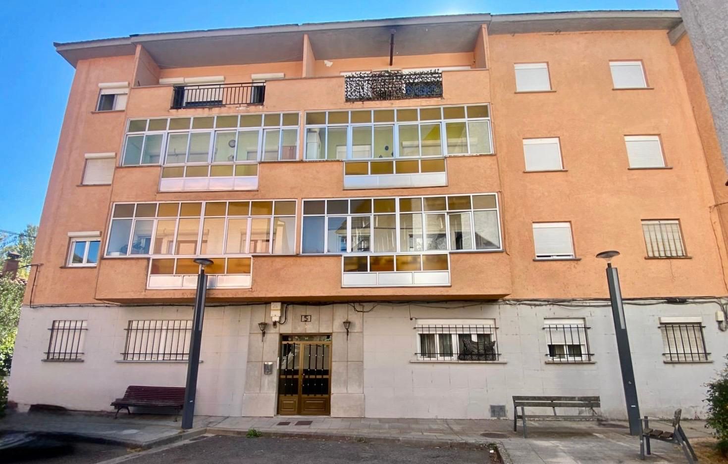 Vista exterior de Pis en venda en La Pola de Gordón  amb Traster i Moblat