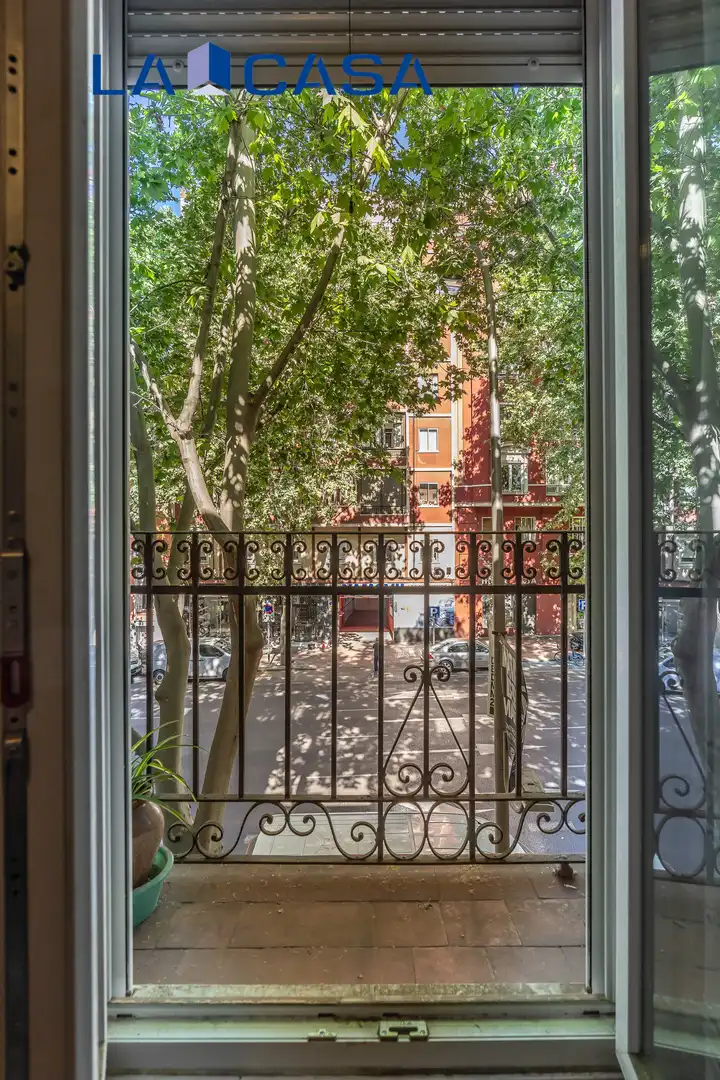 Vista exterior de Piso en venta en Madrid con Balcón