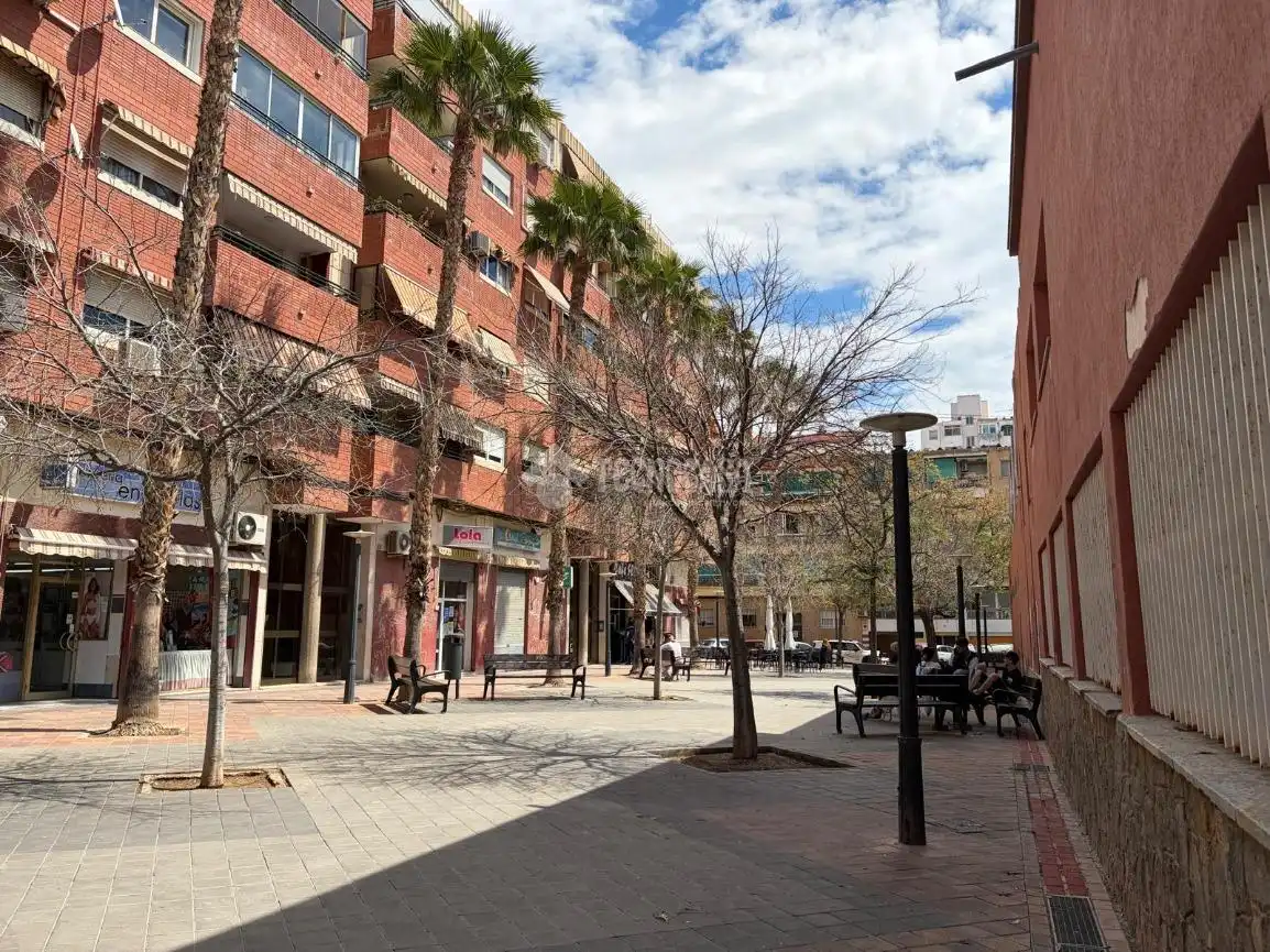 Vista exterior de Pis en venda en Alicante / Alacant amb Balcó
