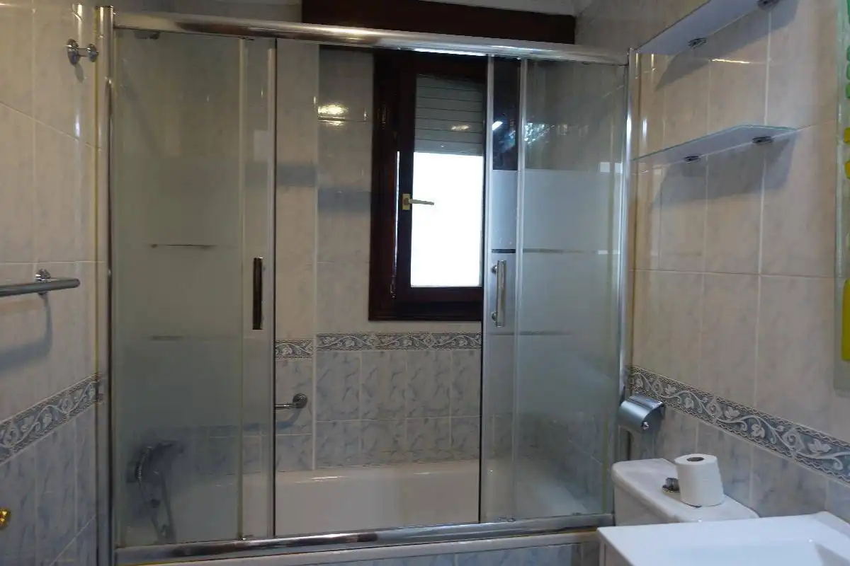 Bany de Casa o xalet en venda en Castro-Urdiales amb Calefacció, Jardí privat i Terrassa