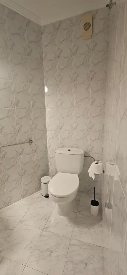 Badezimmer von Wohnung zur Miete in Dos Hermanas mit Klimaanlage, Terrasse und Möbliert