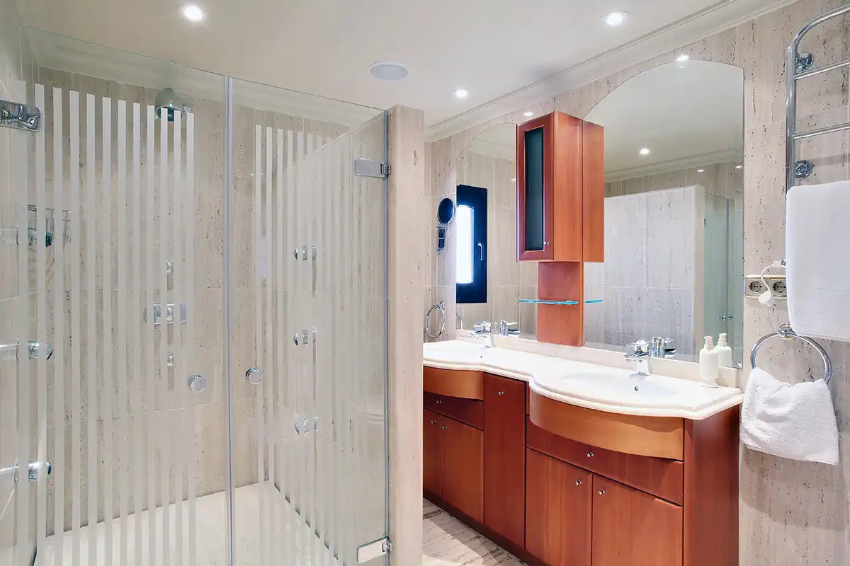 Badezimmer von Erdgeschoss zur Miete in Marbella mit Klimaanlage, Terrasse und Schwimmbad