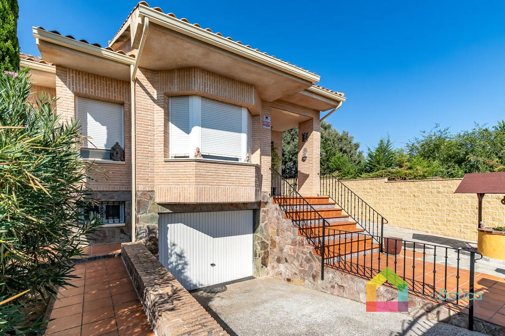 Vista exterior de Casa o xalet en venda en Nambroca amb Aire condicionat, Calefacció i Jardí privat