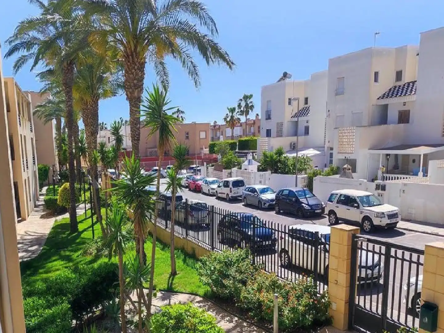 Vista exterior de Piso en venta en Almería con Trastero y Piscina comunitaria