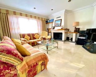 Sala d'estar de Casa adosada en venda en Elda amb Aire condicionat, Calefacció i Parquet