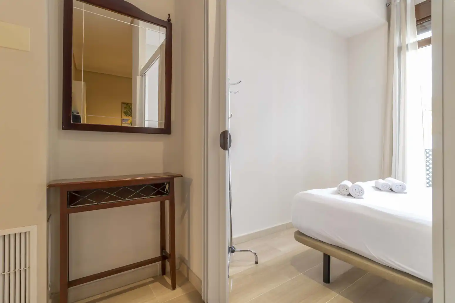 Bedroom of Flat for sale in Sevilla  with Air Conditioner, Heating and Balcony