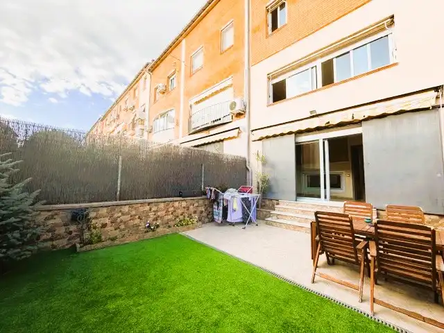 Terrassa de Casa adosada en venda en Badalona amb Calefacció, Jardí privat i Traster