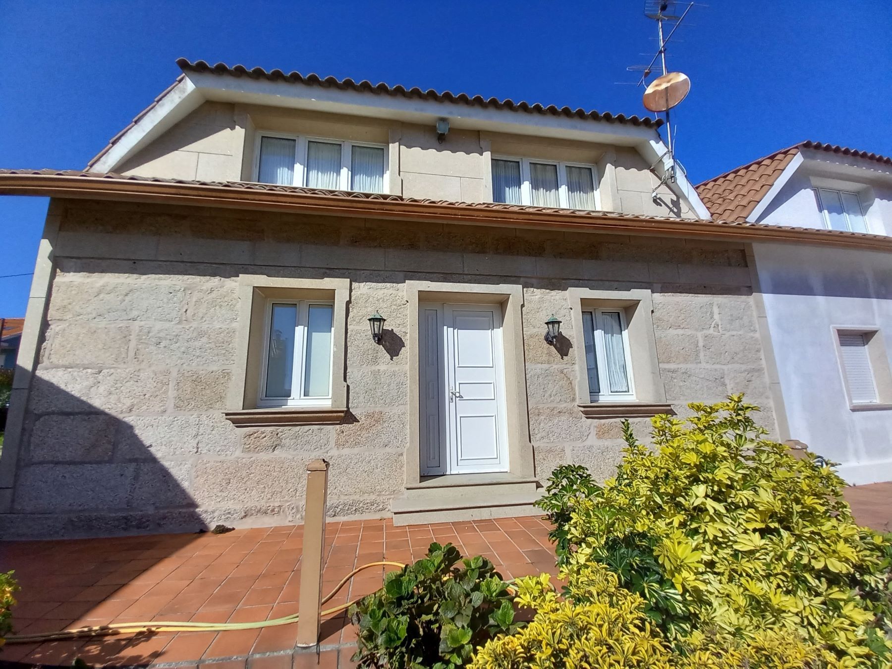 Vista exterior de Casa o xalet en venda en Ribeira amb Jardí privat, Parquet i Moblat