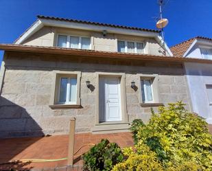 Vista exterior de Casa o xalet en venda en Ribeira amb Jardí privat, Parquet i Moblat