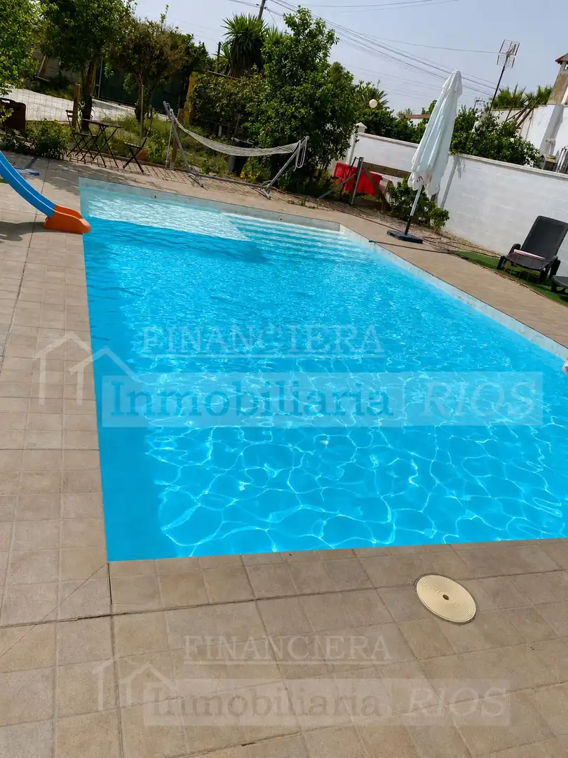 Schwimmbecken von Haus oder Chalet zum Verkauf in Alcalá de Guadaira mit Klimaanlage, Privatgarten und Abstellraum