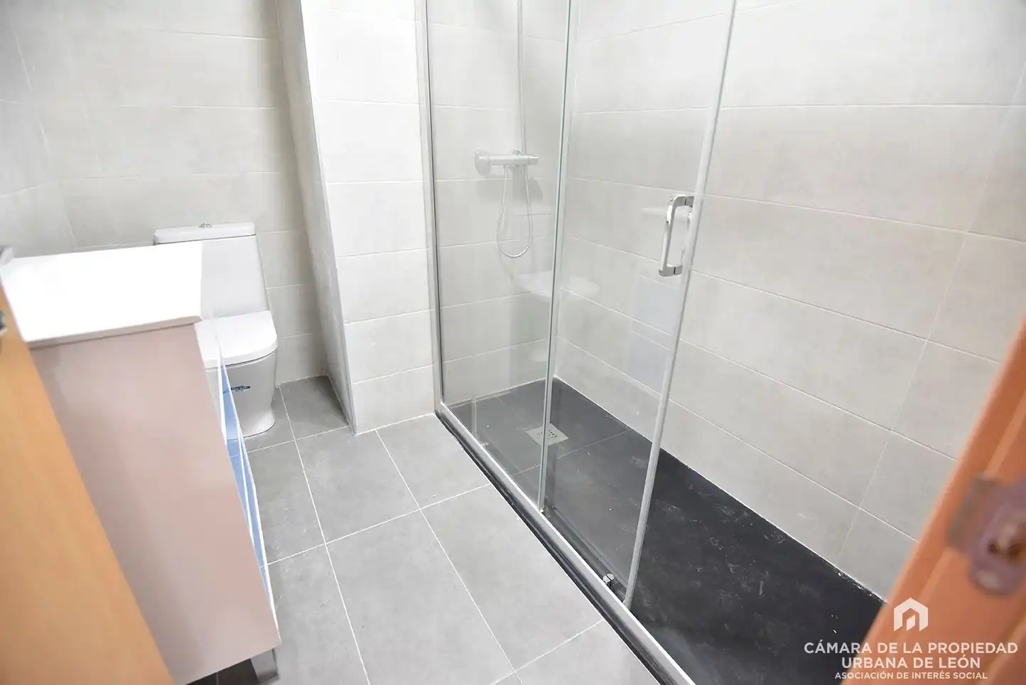 Baño de Piso de alquiler en León Capital  con Calefacción