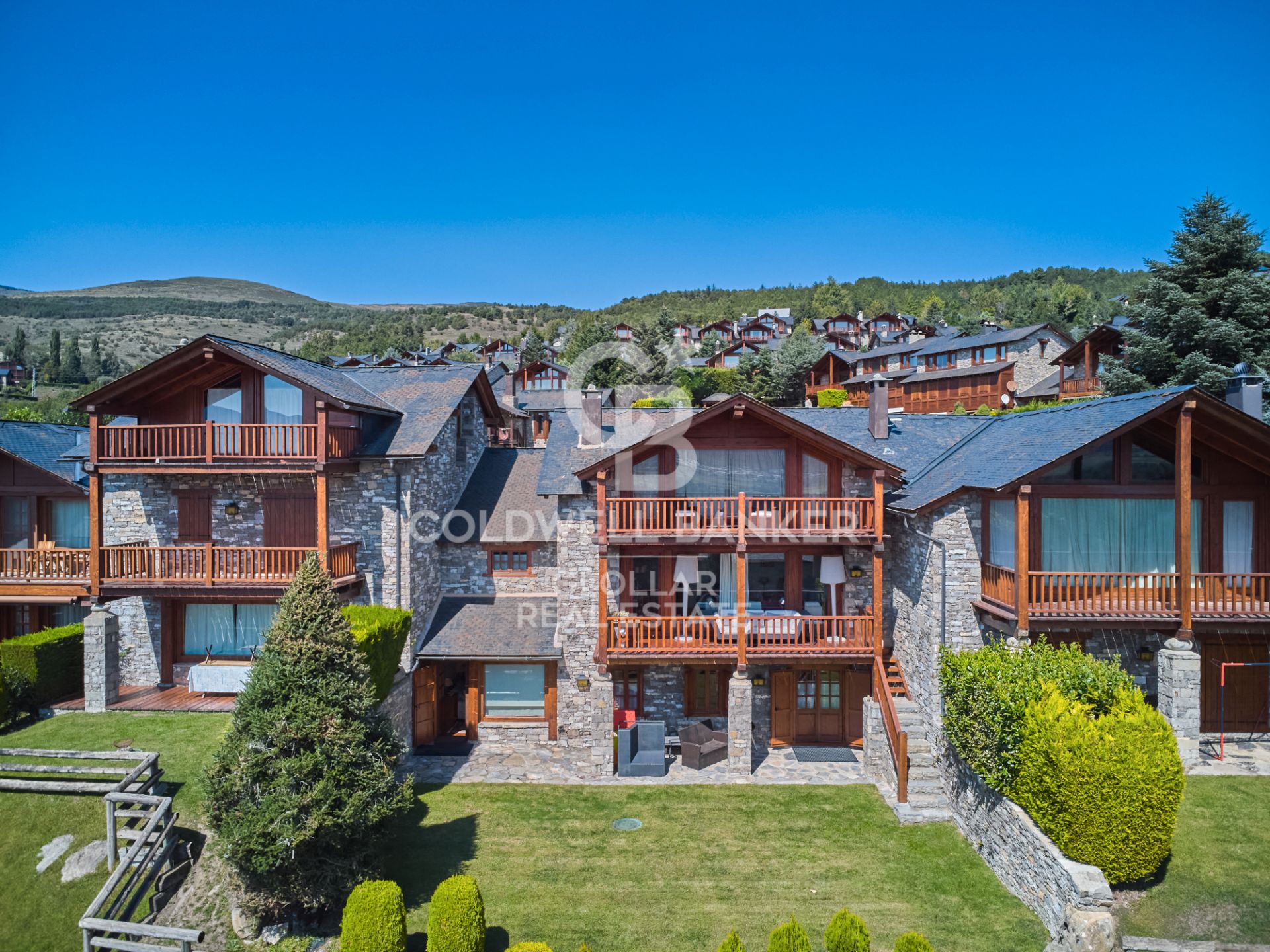 Vista exterior de Casa adosada en venda en Bolvir amb Calefacció, Jardí privat i Parquet