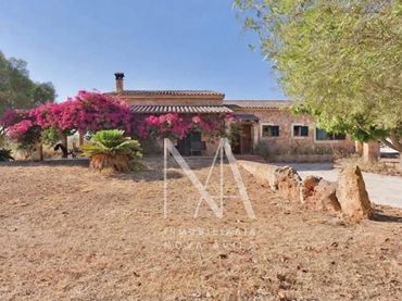 Casa rústica amb jardí en venda a Llucmajor pueblo