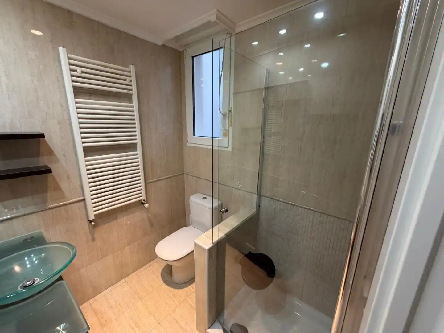Badezimmer von Erdgeschoss zur Miete in Castro-Urdiales mit Privatgarten, Parkett und Schwimmbad
