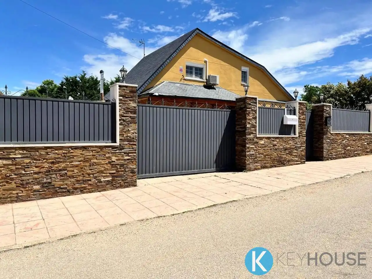Vista exterior de Casa o chalet en venta en Villar del Olmo con Aire acondicionado, Jardín privado y Piscina