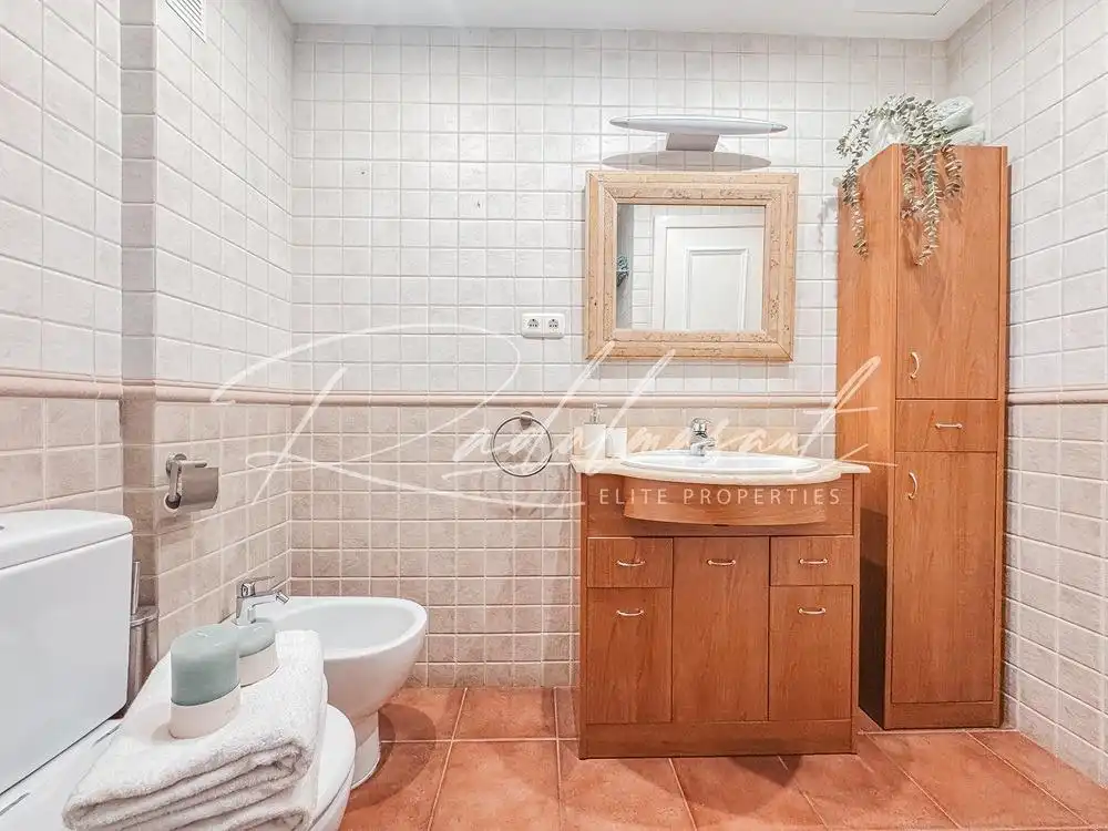 Baño de Piso en venta en Salou con Calefacción, Terraza y Amueblado