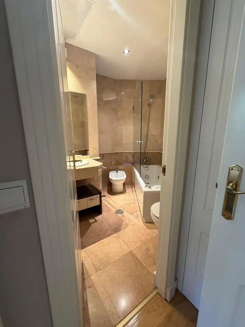 Badezimmer von Wohnung zur Miete in Madrid mit Klimaanlage, Heizung und Parkett