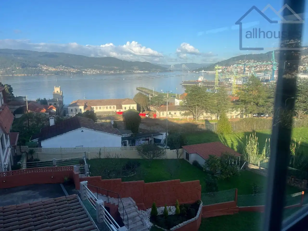 Vista exterior de Casa o xalet de lloguer en Vigo  amb Calefacció, Jardí privat i Traster