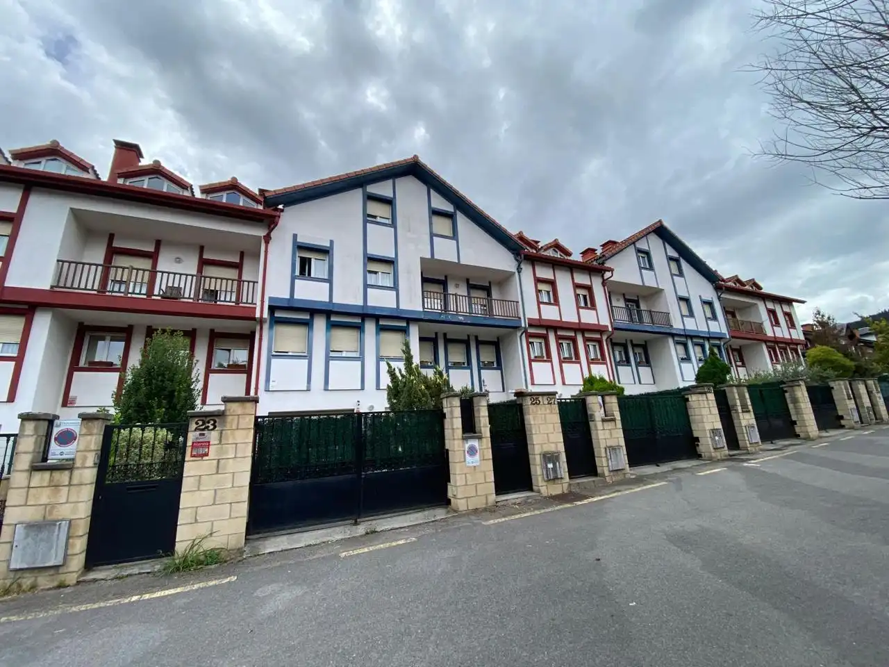 Vista exterior de Casa o xalet en venda en Durango amb Calefacció, Jardí privat i Traster