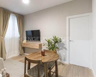 Sala d'estar de Apartament de lloguer en  Madrid Capital amb Aire condicionat