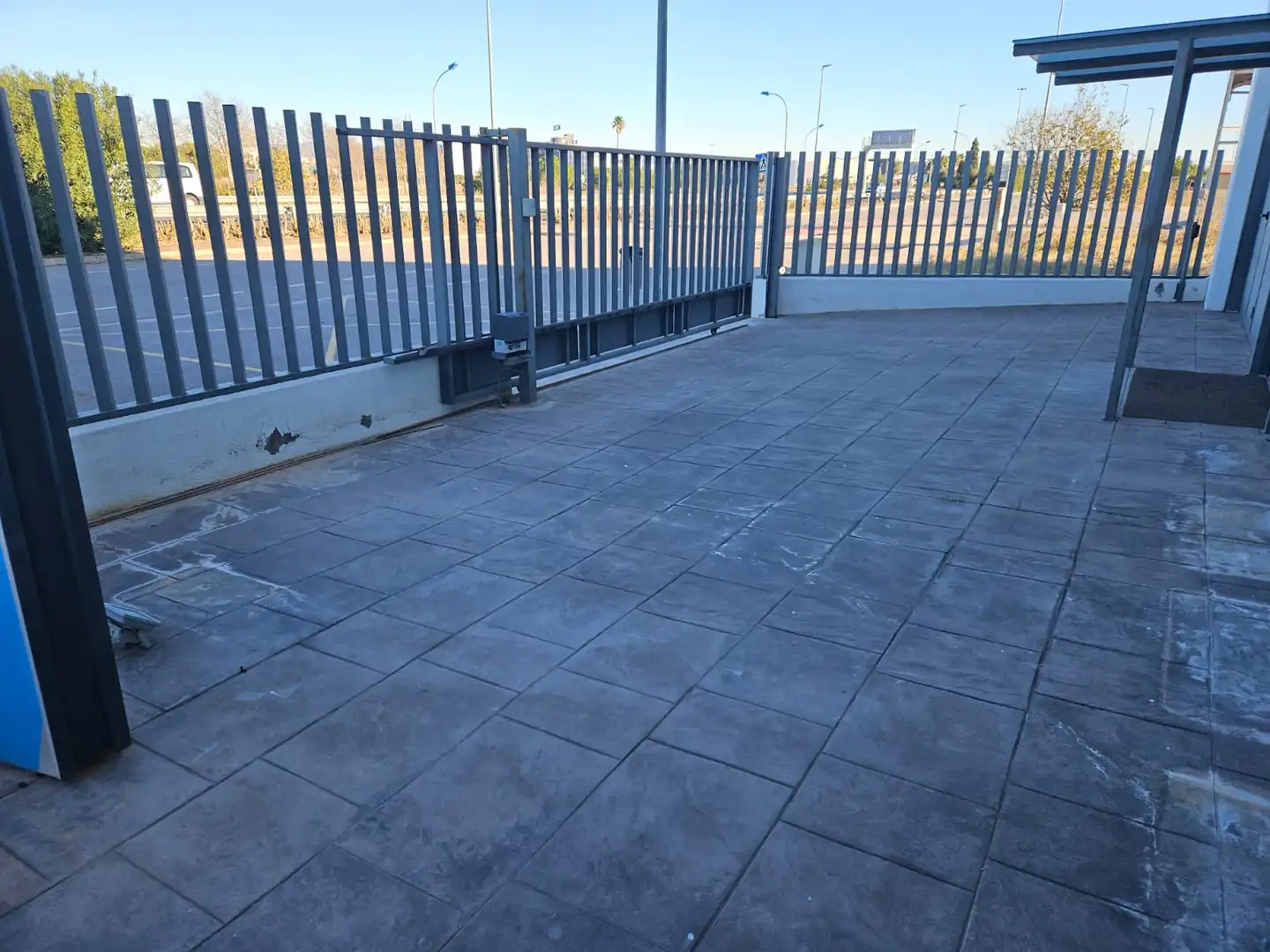 Terrasse von Fabrikhallen zur Miete in Les Alqueries / Alquerías del Niño Perdido mit Alarm