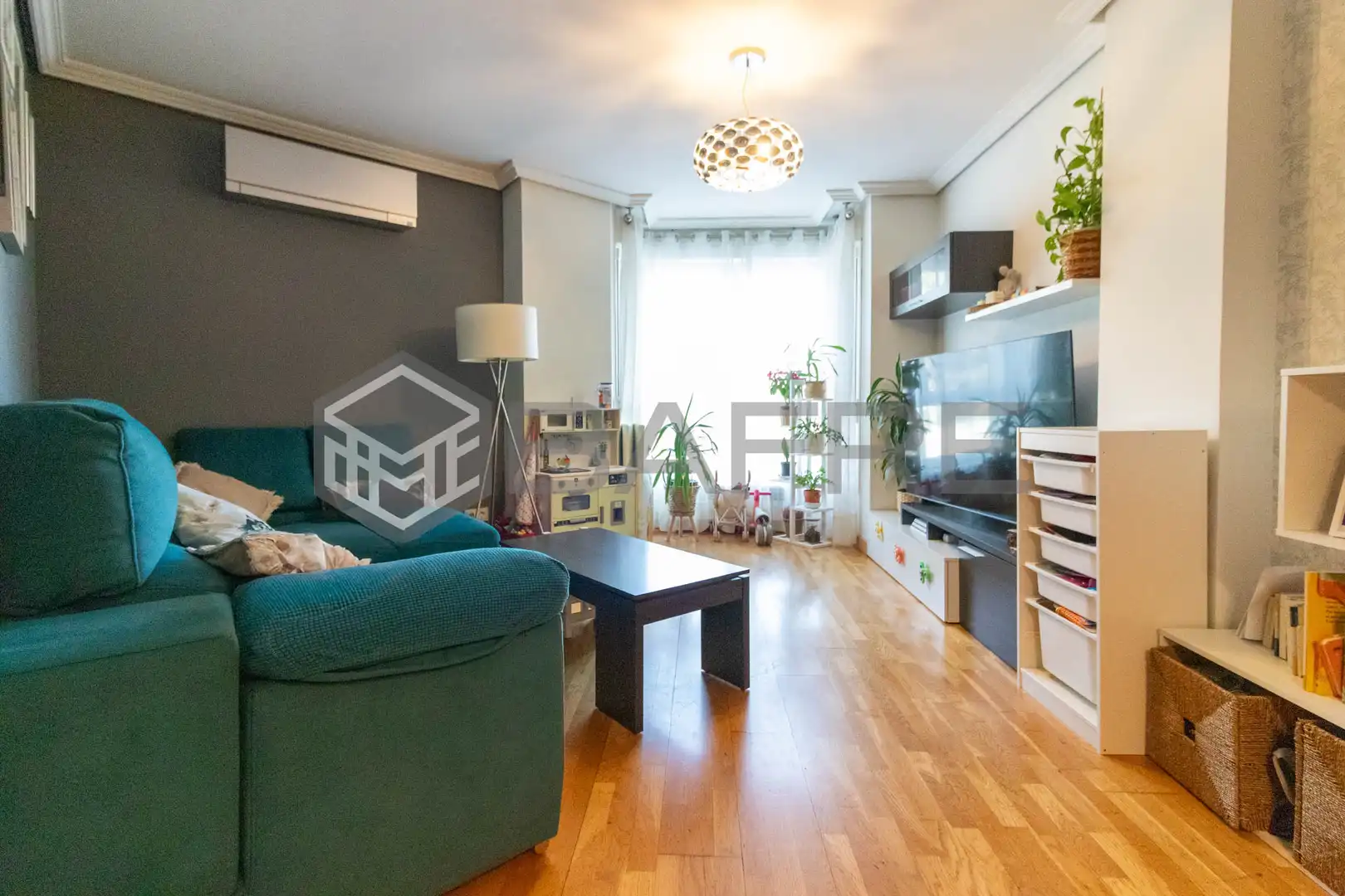 Living room of Flat for sale in Madrid  with Air Conditioner, Heating and Parquet flooring