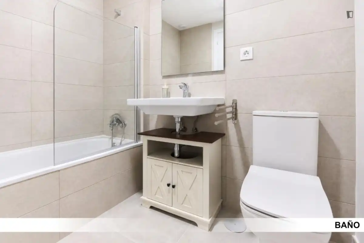 Bany de Apartament per a compartir en Dos Hermanas amb Aire condicionat, Calefacció i Moblat