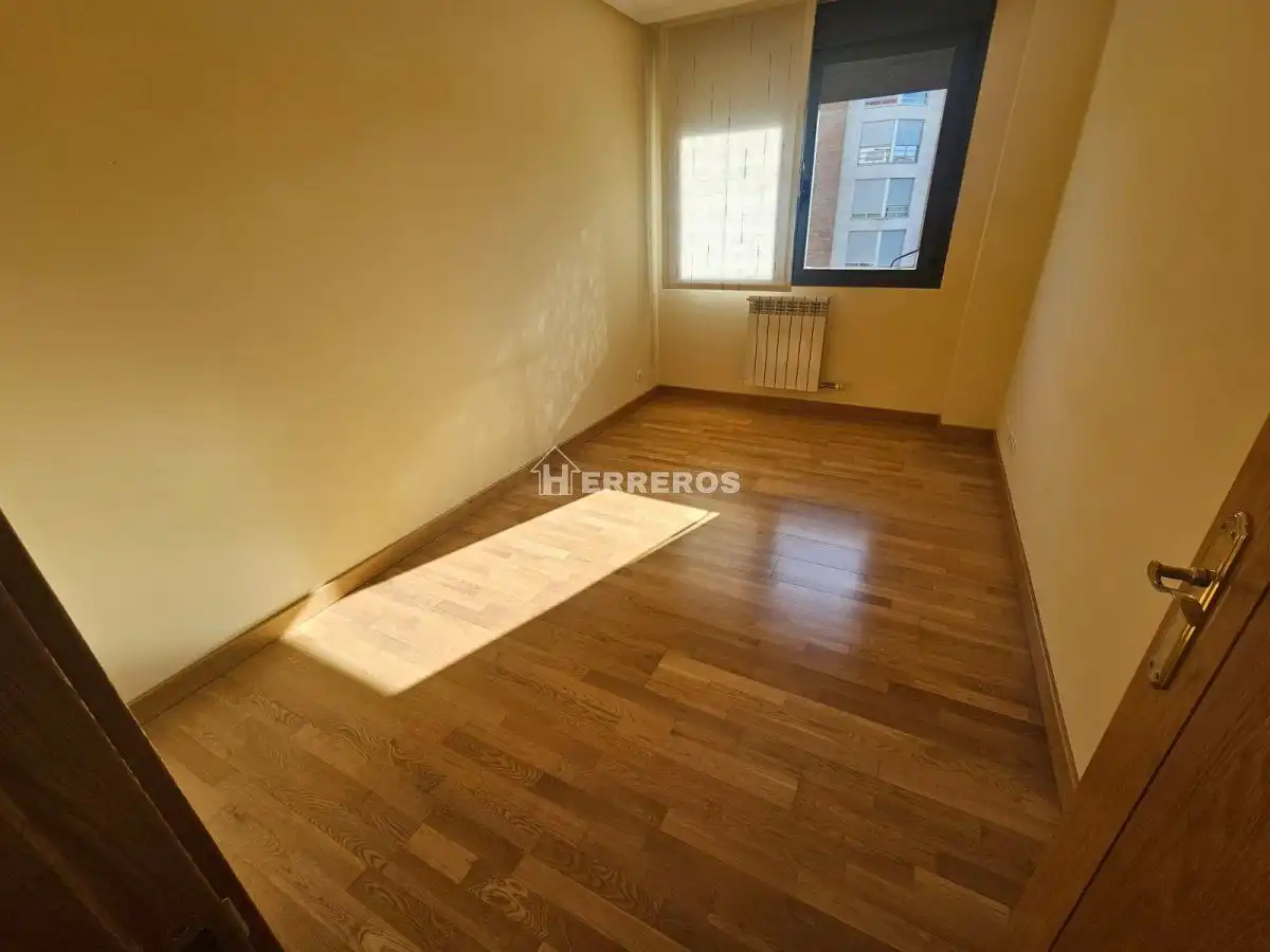 Dormitori de Pis en venda en  Logroño amb Calefacció, Parquet i Traster