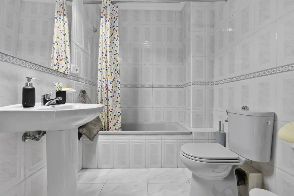 Badezimmer von Wohnung zum Verkauf in San Juan de Aznalfarache mit Klimaanlage, Heizung und Terrasse