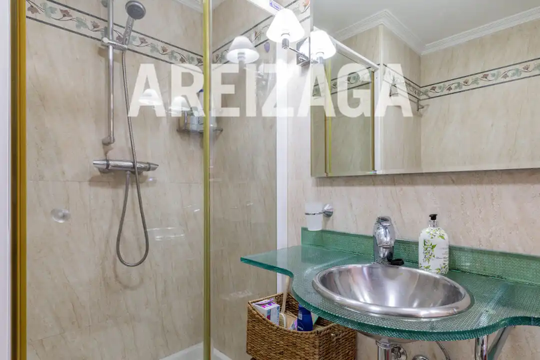 Baño de Piso en venta en Donostia - San Sebastián  con Calefacción, Amueblado y Balcón