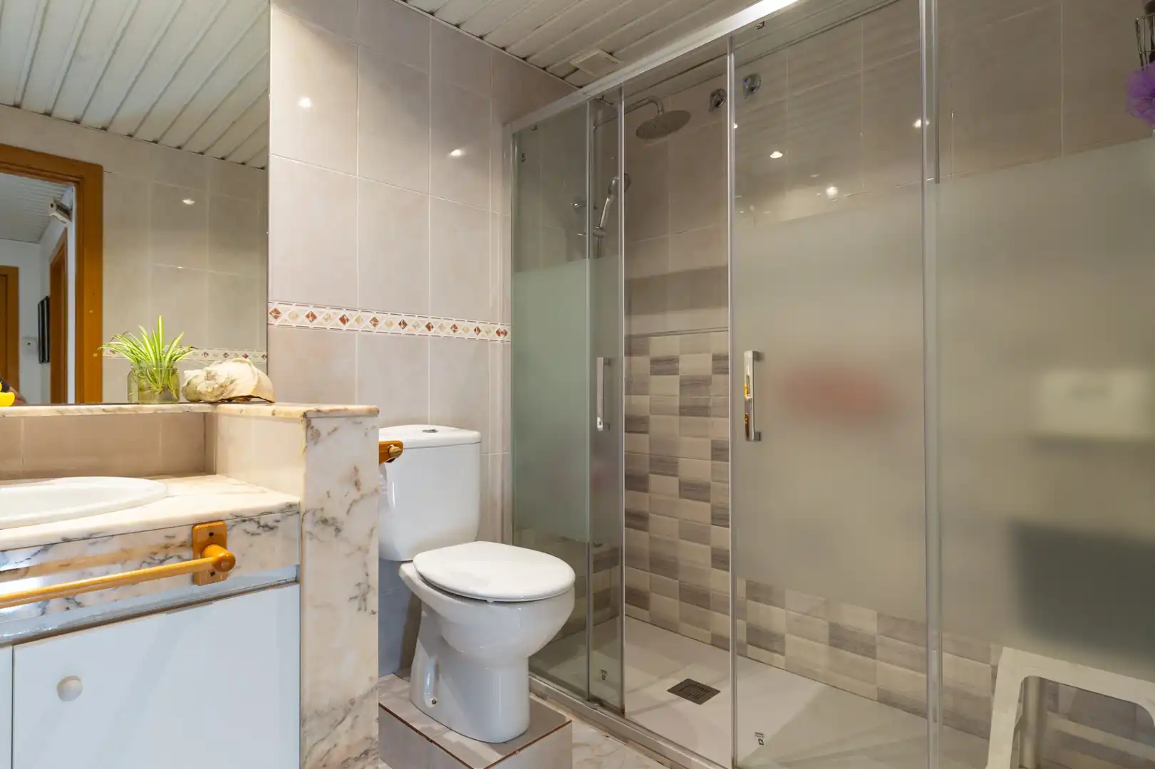 Badezimmer von Erdgeschoss zum Verkauf in Rubí mit Klimaanlage, Heizung und Terrasse