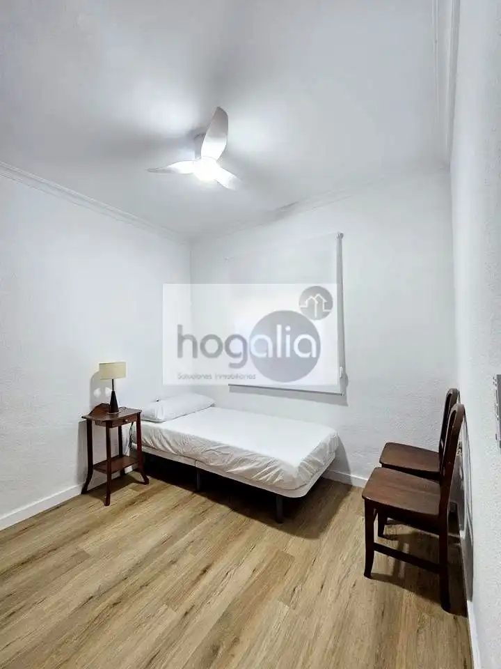Schlafzimmer von Erdgeschoss zur Miete in Sevilla mit Klimaanlage und Möbliert
