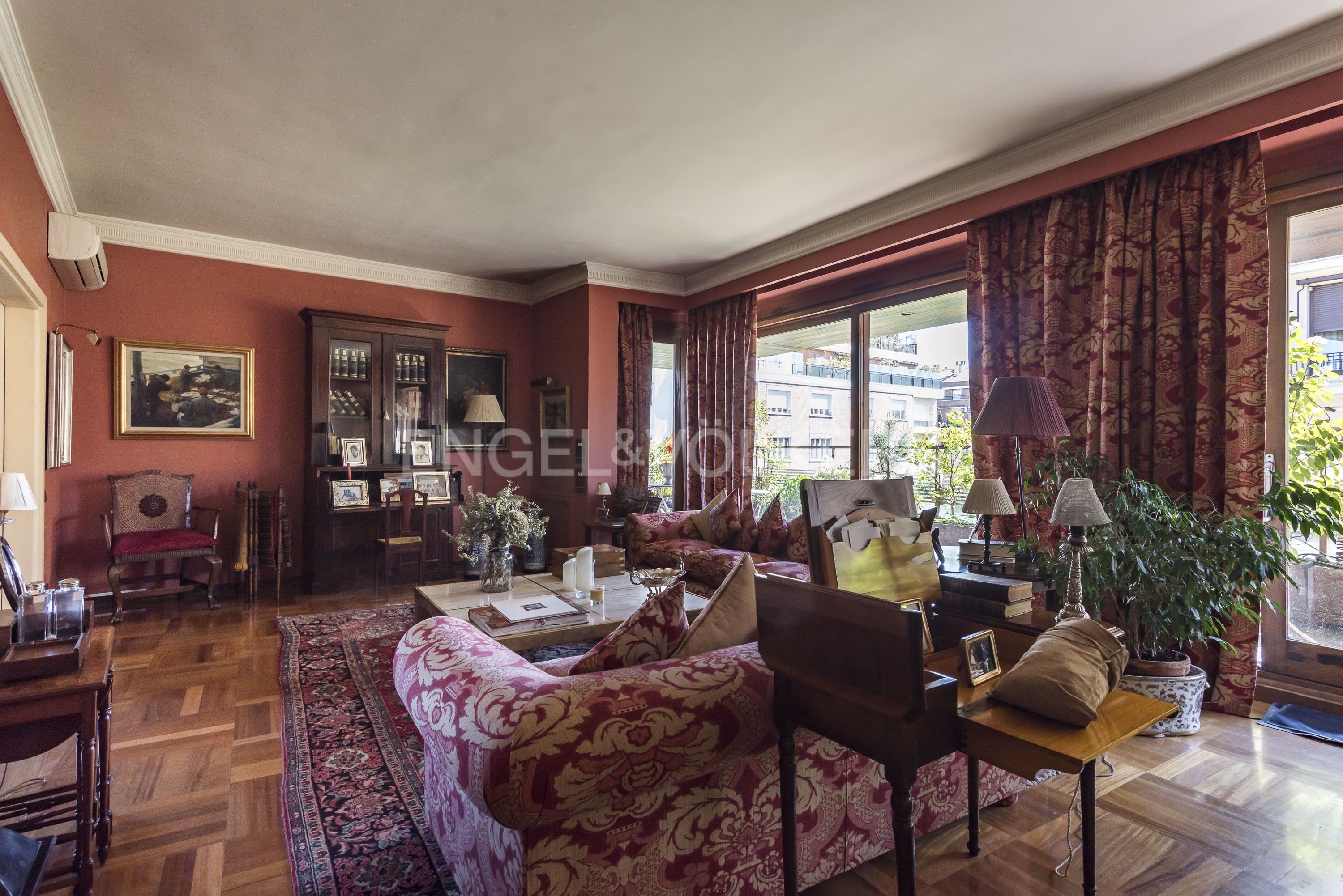 Sala d'estar de Apartament en venda en  Madrid Capital amb Aire condicionat, Calefacció i Parquet
