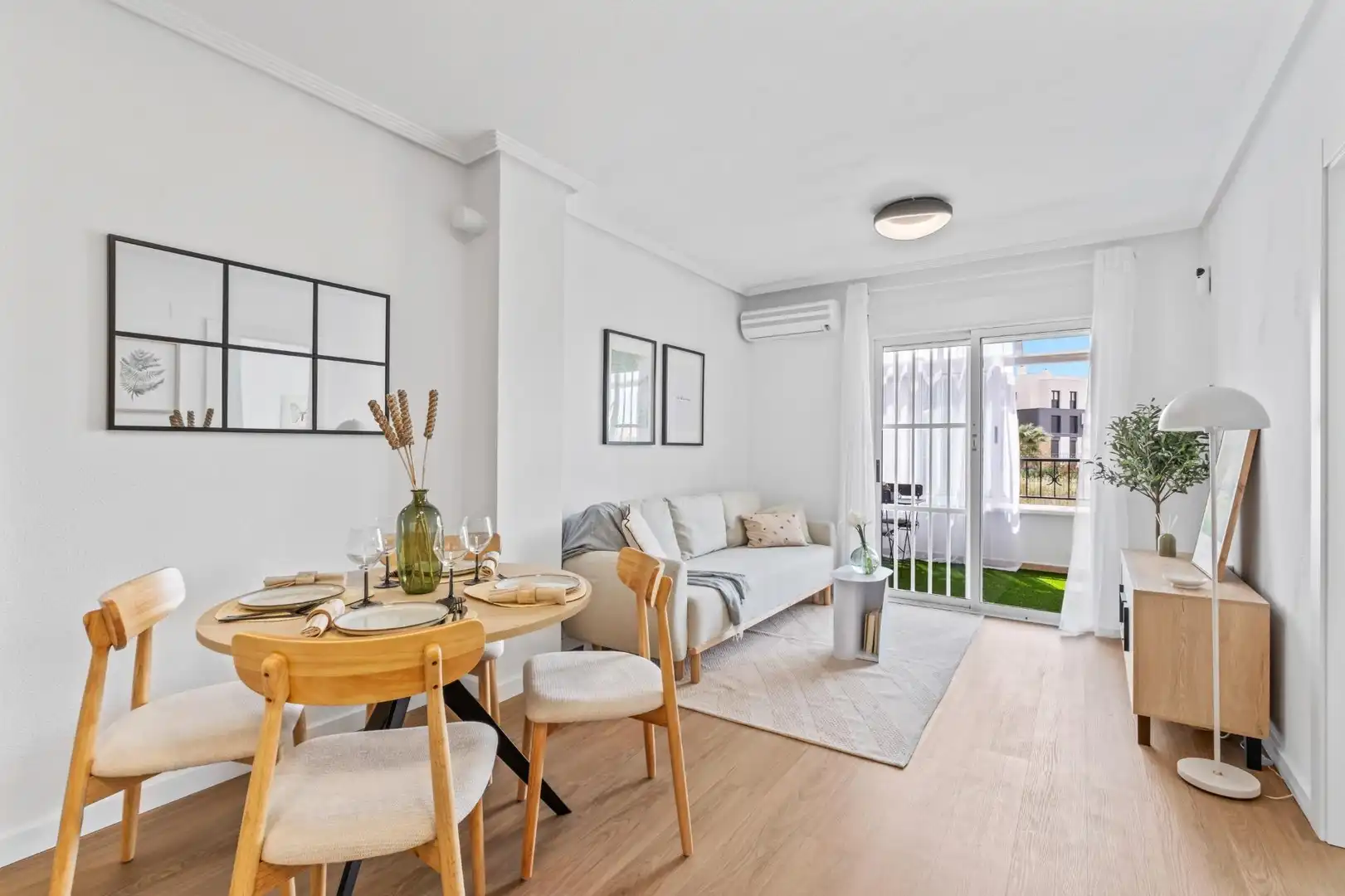 Wohnzimmer von Erdgeschoss zum Verkauf in Orihuela mit Klimaanlage, Heizung und Terrasse
