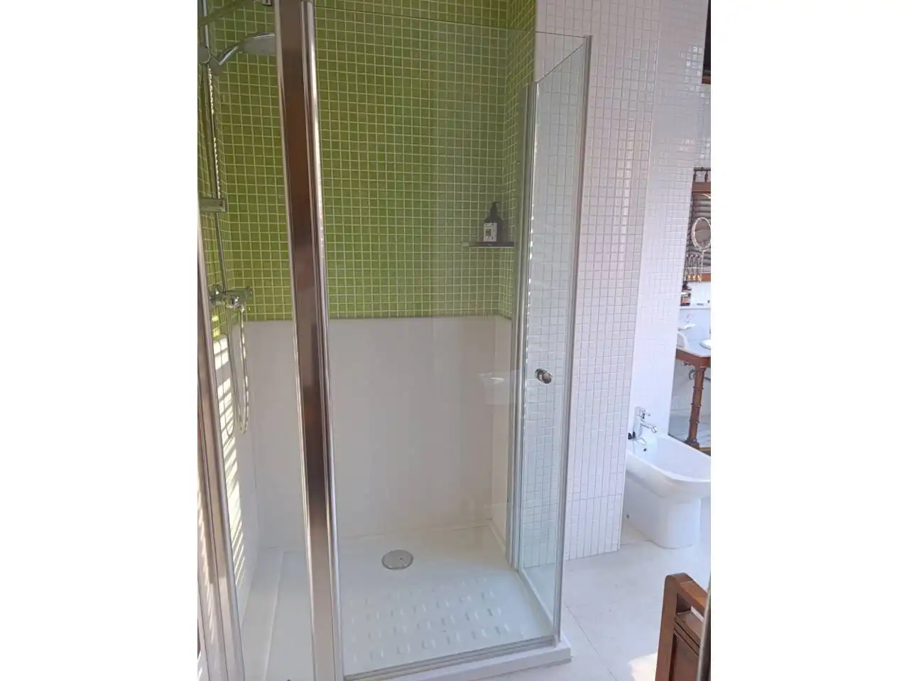 Badezimmer von Einfamilien-Reihenhaus zum Verkauf in Lena mit Heizung, Terrasse und Möbliert