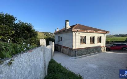 Vista exterior de Casa o xalet en venda en Gozón amb Calefacció, Terrassa i Traster