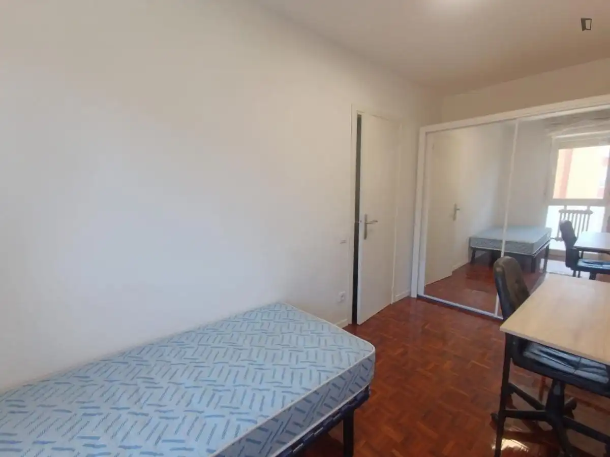 Room in Mendebaldea - Ermitagaña