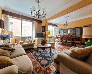 Sala d'estar de Pis en venda en Bilbao  amb Calefacció, Parquet i Balcó