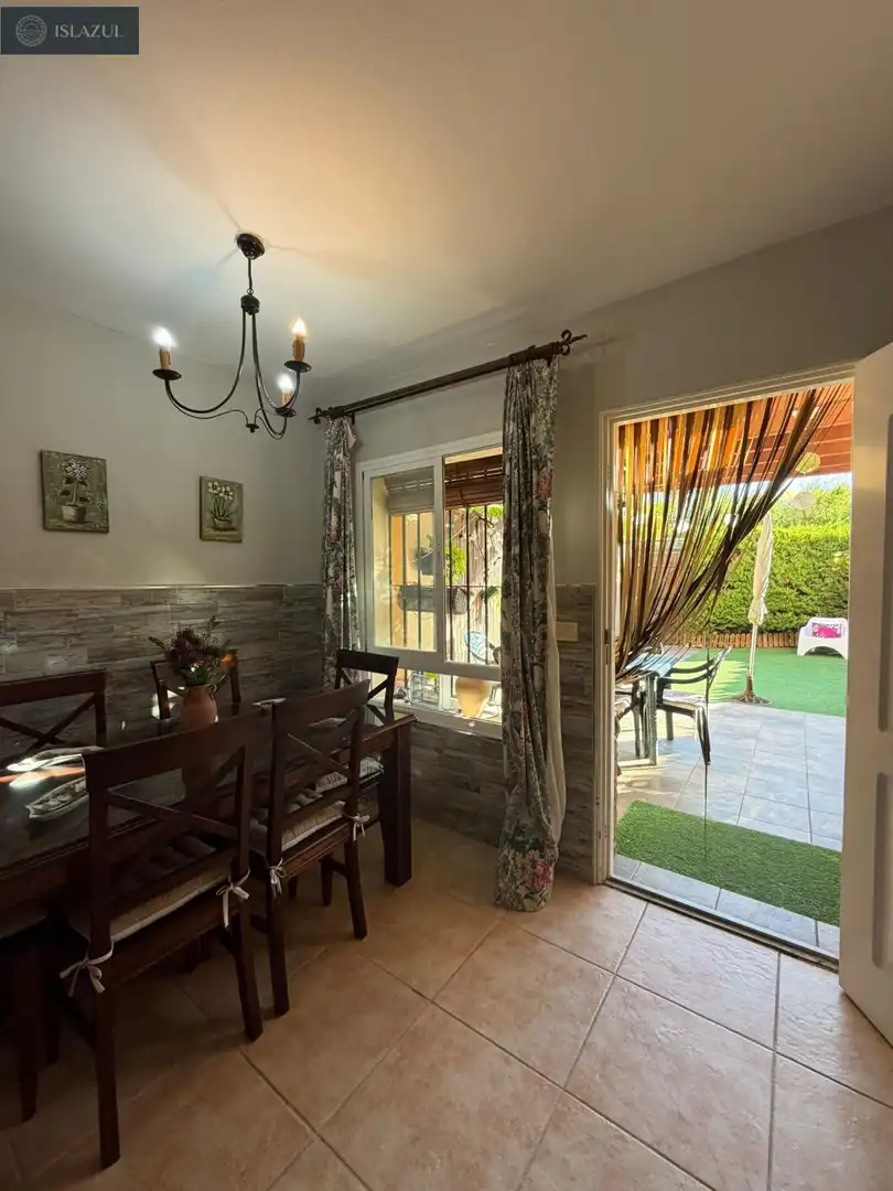 Esszimmer von Einfamilien-Reihenhaus zum Verkauf in Islantilla mit Privatgarten, Terrasse und Abstellraum