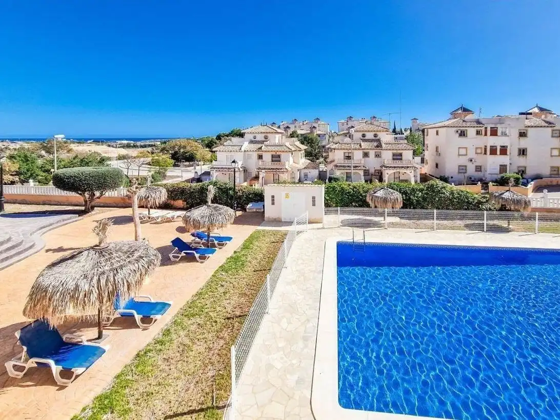 Piscina de Apartament en venda en Orihuela amb Aire condicionat, Jardí privat i Piscina