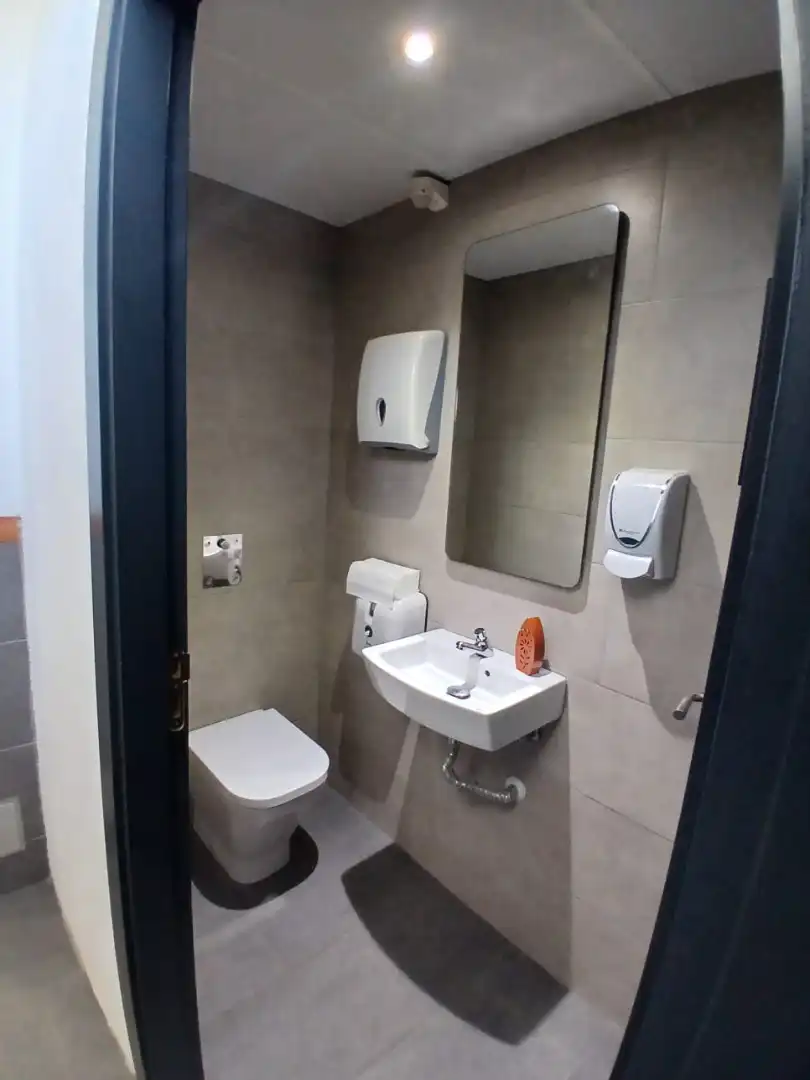 Badezimmer von Geschaftsraum zur Miete in Sant Antoni de Vilamajor mit Klimaanlage, Heizung und Möbliert