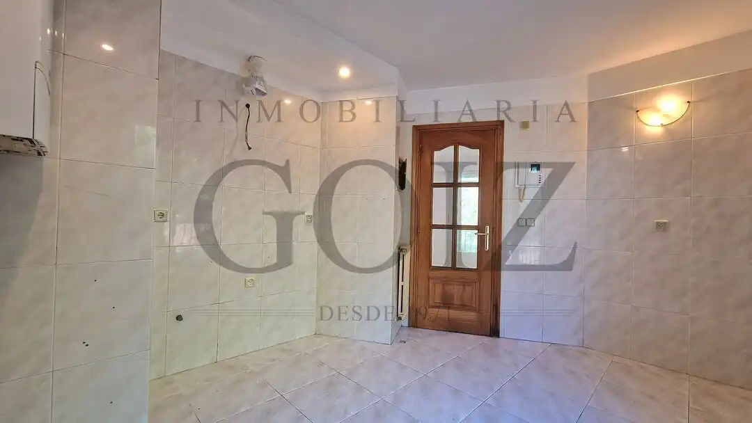 Habitación de Piso en venta en Donostia - San Sebastián  con Calefacción y Balcón