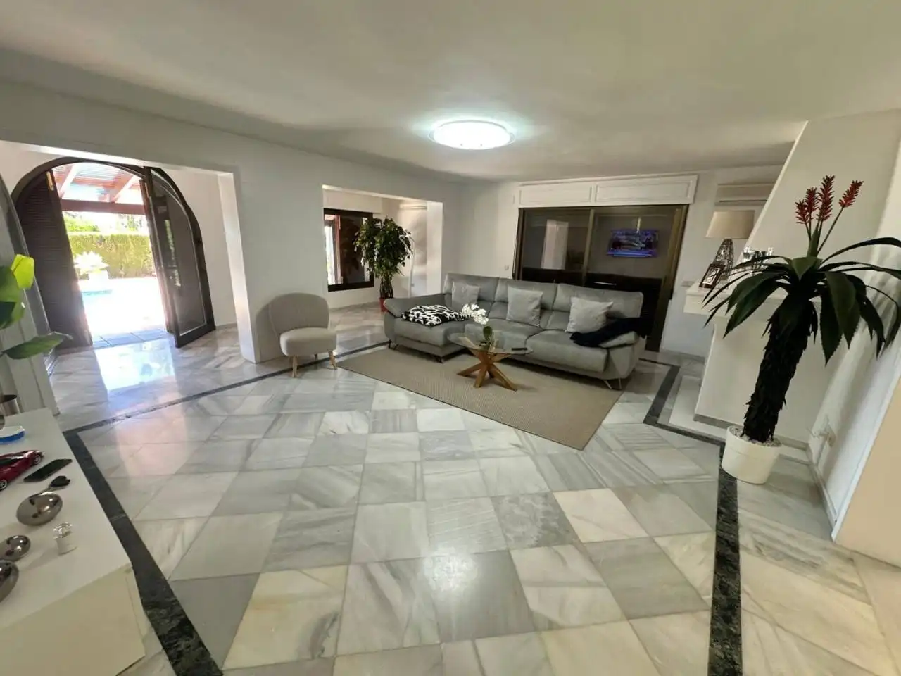Sala d'estar de Casa o xalet de lloguer en Marbella amb Jardí privat, Terrassa i Piscina