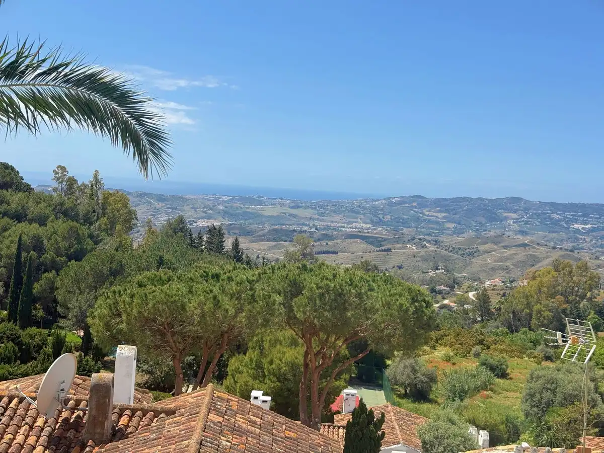 Außenansicht von Einfamilien-Reihenhaus zum Verkauf in Mijas mit Klimaanlage, Privatgarten und Terrasse