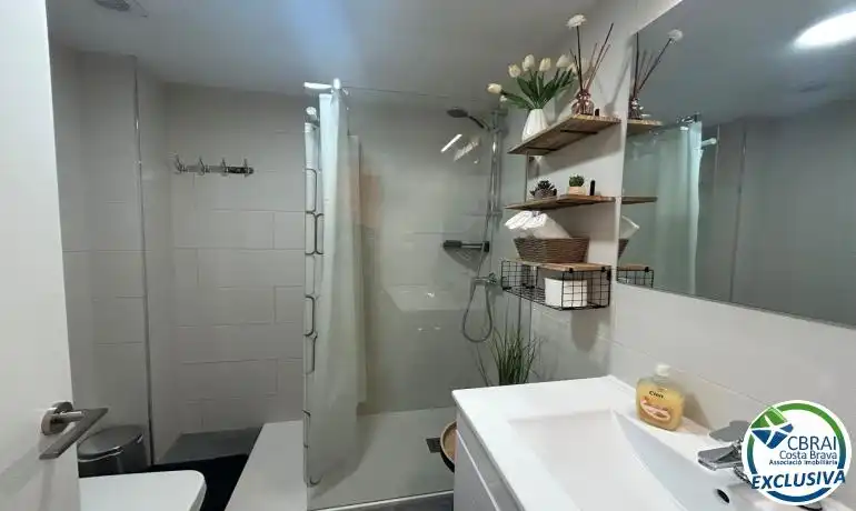 Bathroom of Study for sale in Castelló d'Empúries  with Air Conditioner, Heating and Parquet flooring