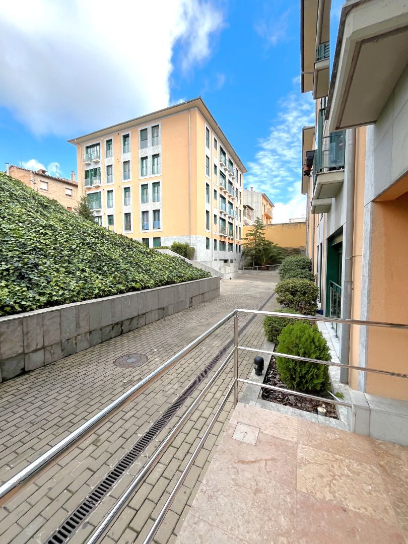 Exterior view of Flat for sale in Manlleu  with Air Conditioner, Heating and Oven