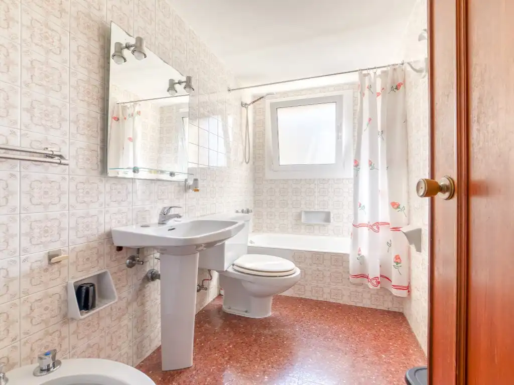 Bathroom of Flat for sale in Figueres  with Furnished