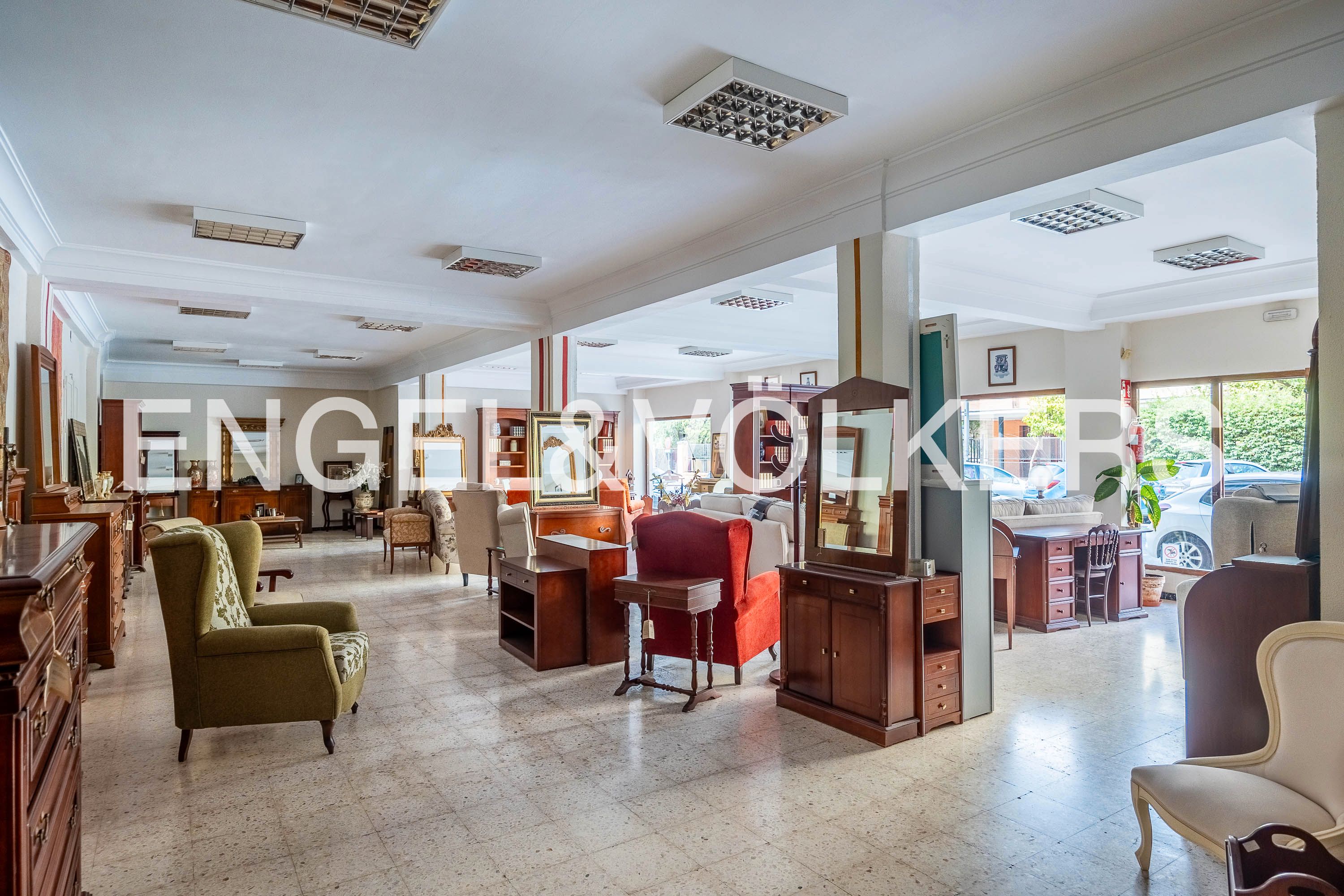 Local de lloguer en  Sevilla Capital amb Moblat