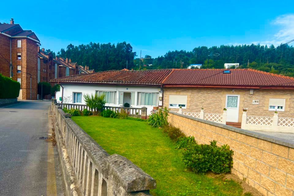 Exterior view of Single-family semi-detached for sale in Los Corrales de Buelna   with Private garden, Terrace and Storage room